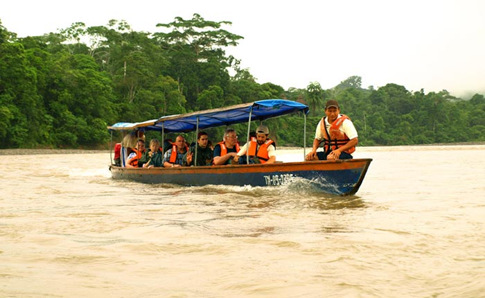 cotococha-lodge-canoe